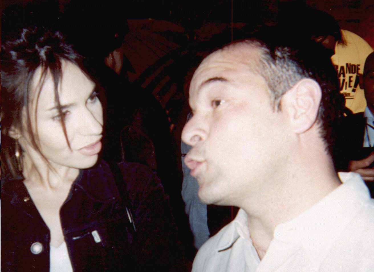 LA GRANDE VIE - 2001 - En pleine discussion avec Béatrice Dalle. Soirée au Palm Beach de Cannes.